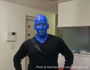 aala an alien in japan - aala un alien au Japon - blue man