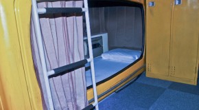 Hôtel capsule au Japon, dormez dans des boîtes empilées