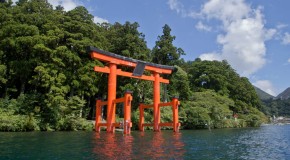 Hakone-Jinja, sanctuaire entre lac, forêt et volcans